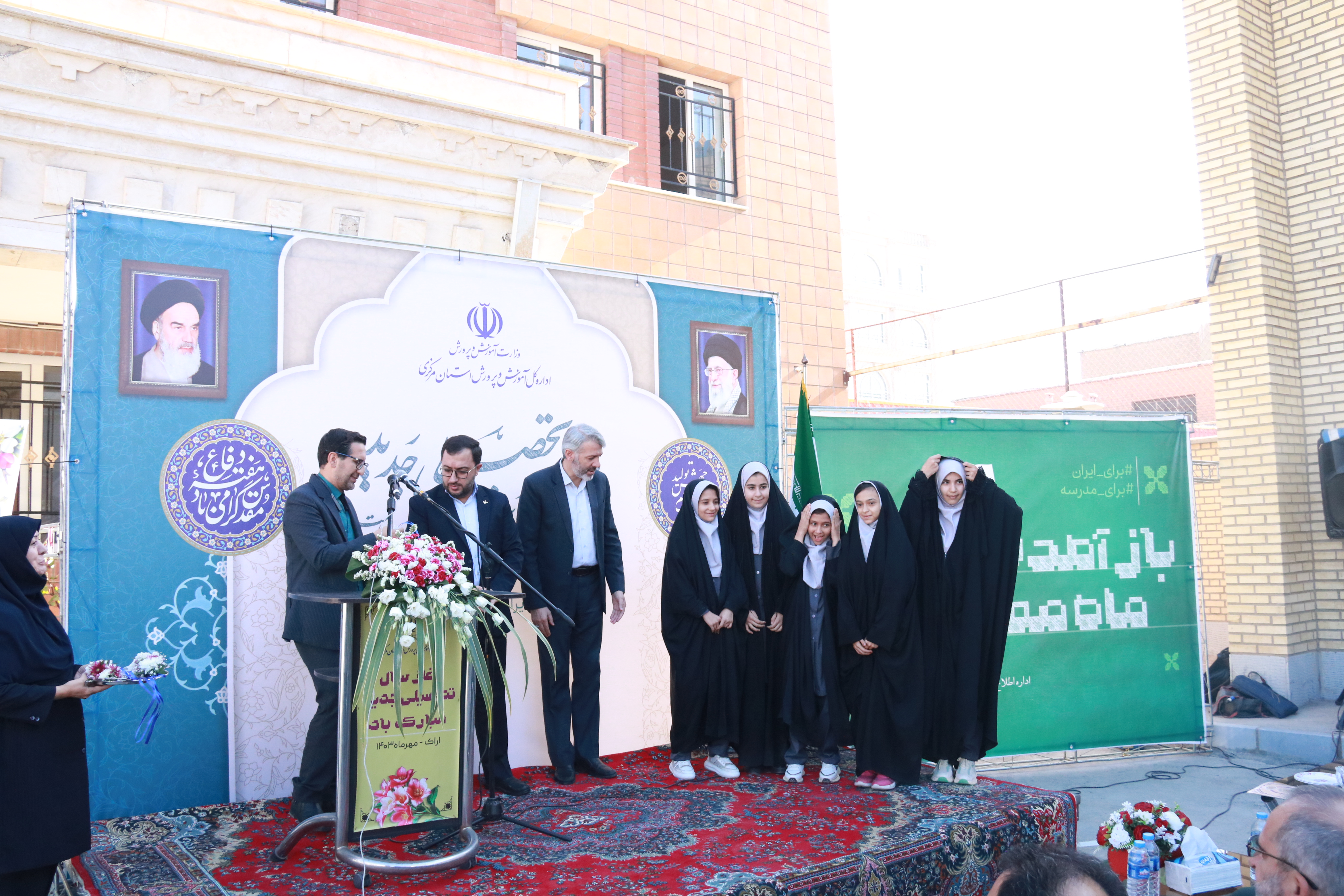 اعطای کارت کانون یاران توسط مدیر عامل کانون