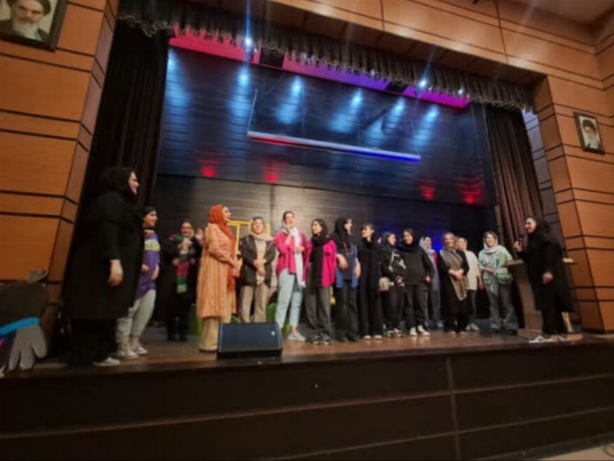 جشن پاییزی نوجوانمحور اجرای جشن پاییزی اعضای نوجوان برای کودکان کانون کرمانشاه