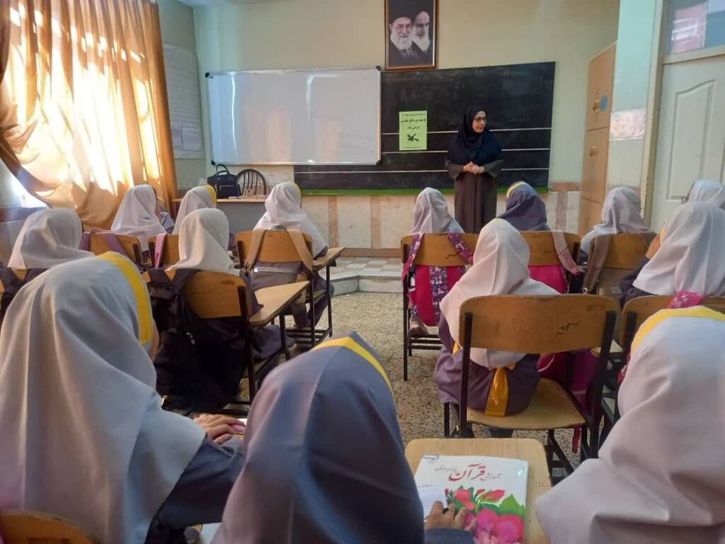 دیدار با خانواده شهدا حضور مربیان کانون در مدارس چاراویماق و بستان آباد به مناسبت هفته دفاع مقدس