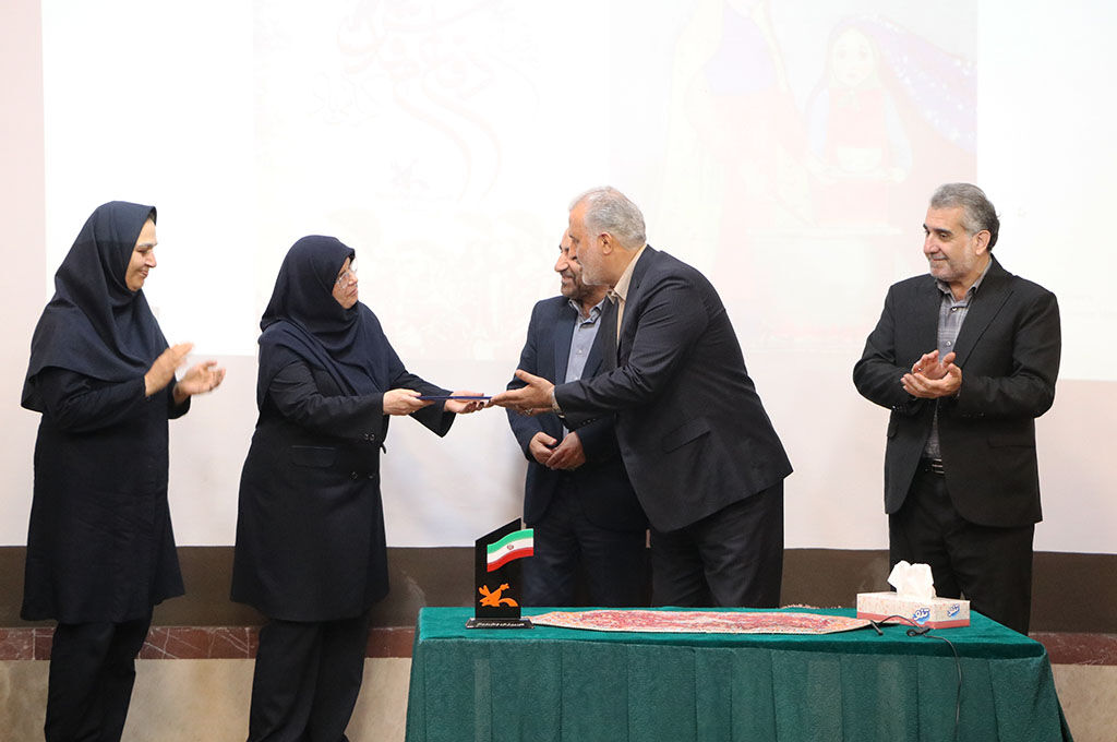 آیین تجلیل از خالقان آثار با موضوع  دفاع مقدس در کانون گیلان خالقان آثار در حوزه ادبیات پایداری تجلیلشدند