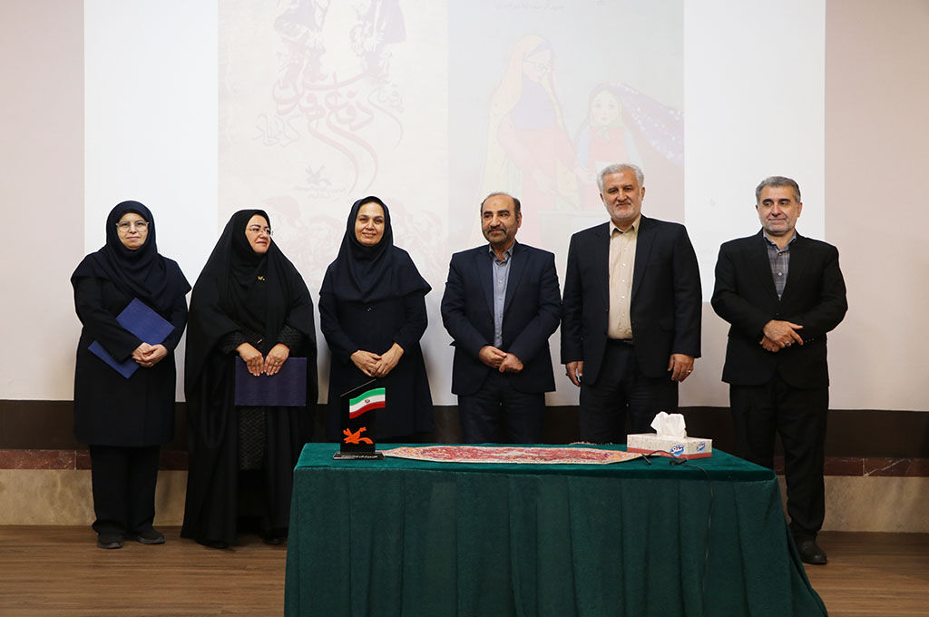 خالقان آثار در حوزه ادبیات پایداری تجلیلشدند