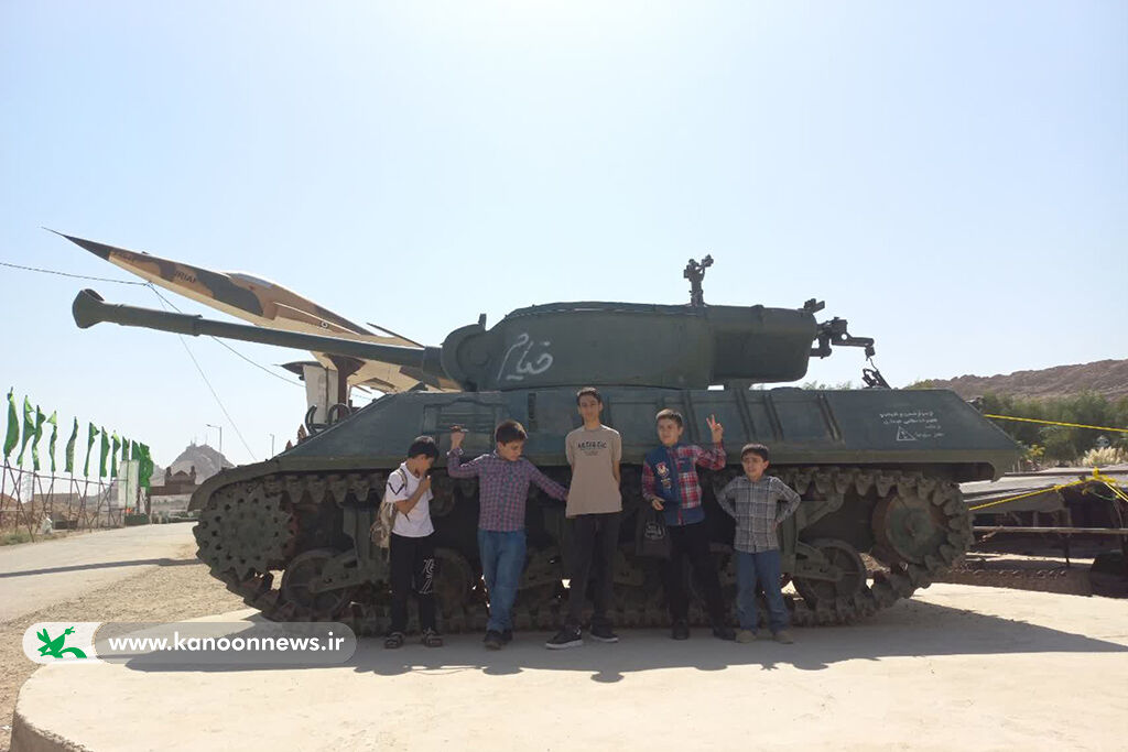 اعضای کانون قم، از موزه انقلاب اسلامی و دفاع مقدس بازدید کردند