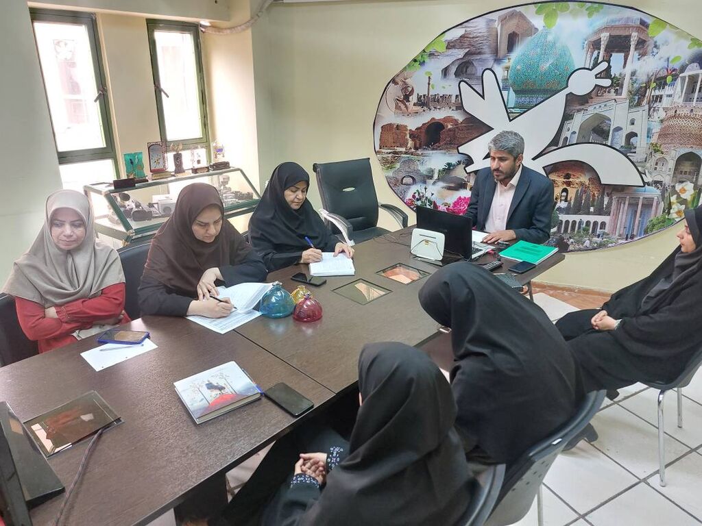 برگزاری نشست آموزشی قصهگویی با محوریت سوره حمد در کانون فارس