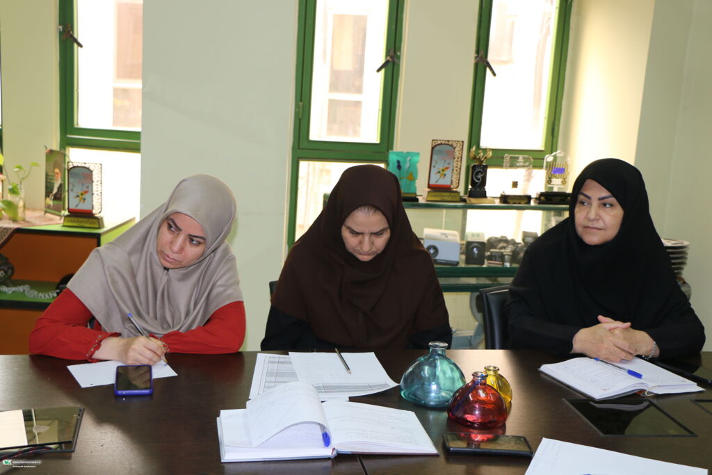 برگزاری نشست آموزشی قصهگویی با محوریت سوره حمد در کانون فارس