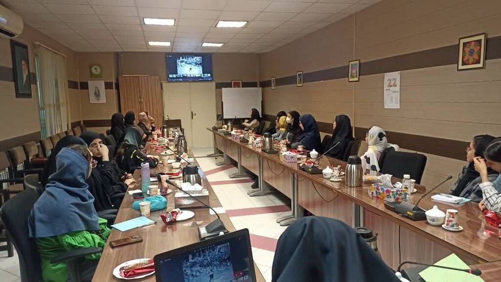 انجمن ادبی جلسه انجمن داستان با موضوع ادبیات دفاع مقدس