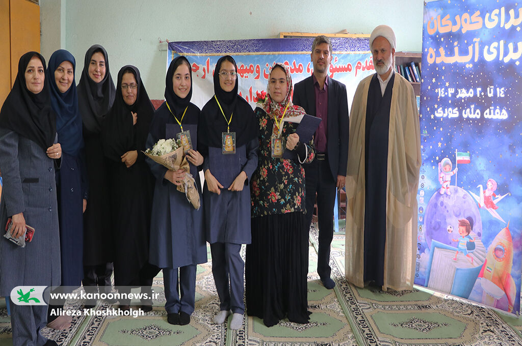 آیین اهدای نشان به کانونیاران مرکز شفت زنگ آغازآیینهای هفته ملی کودک در گیلان طنیناندازشد / اهدای نشان کانونیاری به کانونیاران