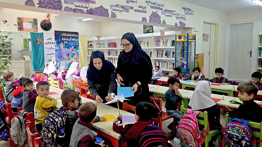 چرخش فرفرههای رنگین کودکان مشگینشهری در هفته ملی کودک