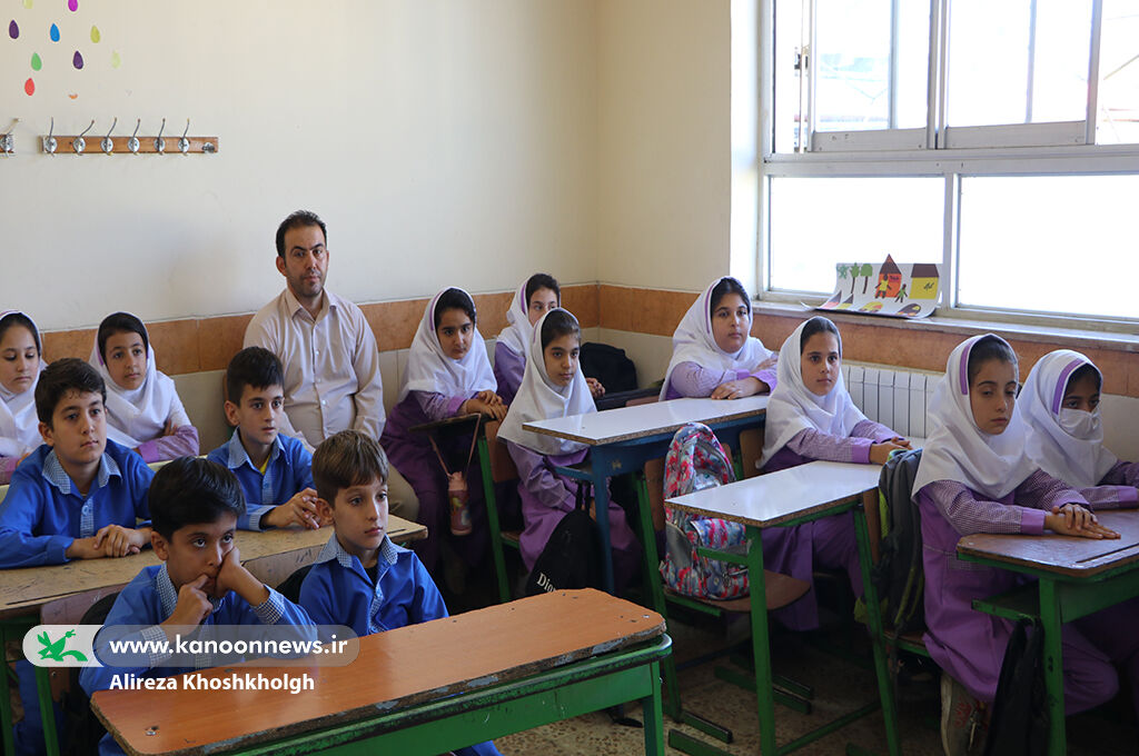 یک از هزارِ «پرنده کاغذی»، بر بام مدرسه انسانپرست اسالم نشست