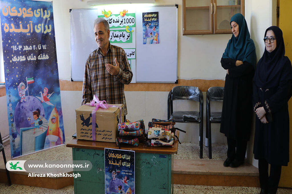 یک از هزارِ «پرنده کاغذی»، بر بام مدرسه انسانپرست اسالم نشست