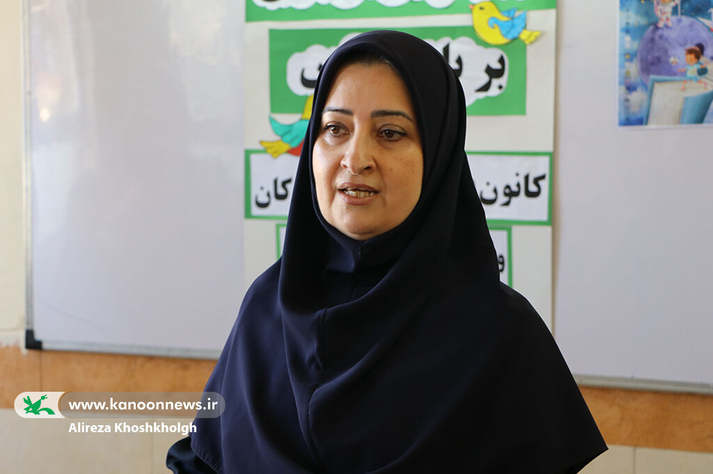 یک از هزارِ «پرنده کاغذی»، بر بام مدرسه انسانپرست اسالم نشست