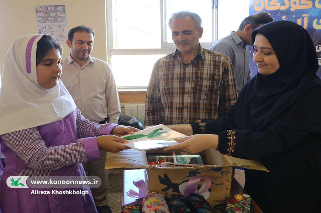 یک از هزارِ «پرنده کاغذی»، بر بام مدرسه انسان‌پرست اسالم نشست 