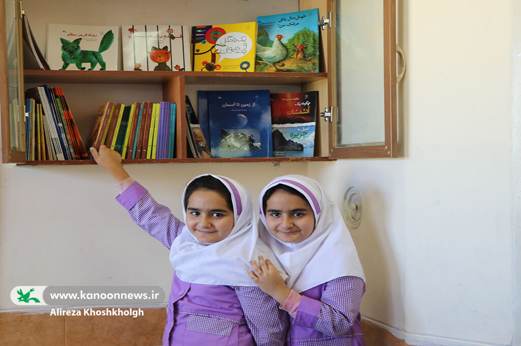 یک از هزارِ «پرنده کاغذی»، بر بام مدرسه انسانپرست اسالم نشست