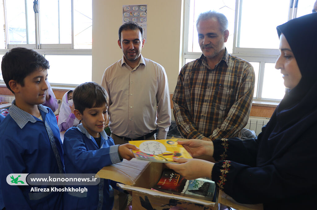 یک از هزارِ «پرنده کاغذی»، بر بام مدرسه انسانپرست اسالم نشست