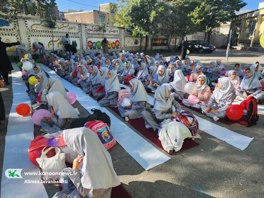 آ مثل آب از نقاشی 4 هزار متری تا رونمایی از پوستر ادبی " آ مثل آب"