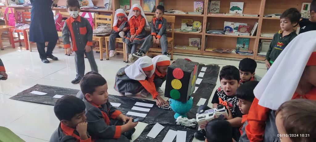 آشنایی اعضای مرکز فرهنگی هنری سیسخت با قوانین راهنمایی و رانندگی