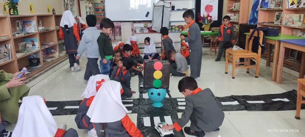 آشنایی اعضای مرکز فرهنگی هنری سیسخت با قوانین راهنمایی و رانندگی