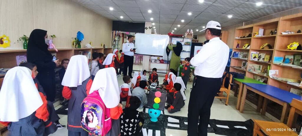 آشنایی اعضای مرکز فرهنگی هنری سیسخت با قوانین راهنمایی و رانندگی