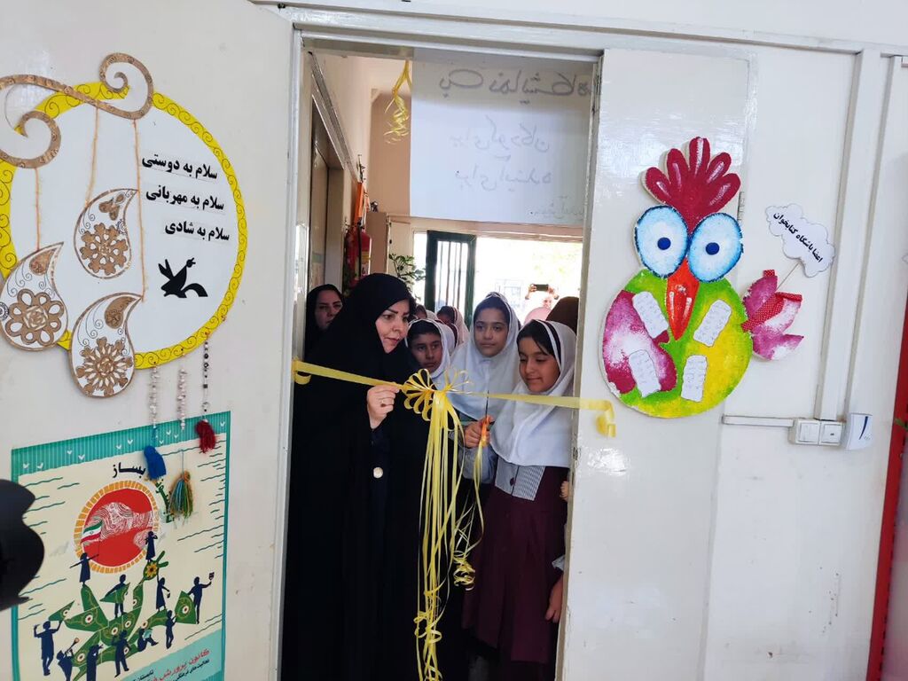 افتتاح نمایشگاه آثار اعضای مرکز یک ایلام در روز جهانی کودک