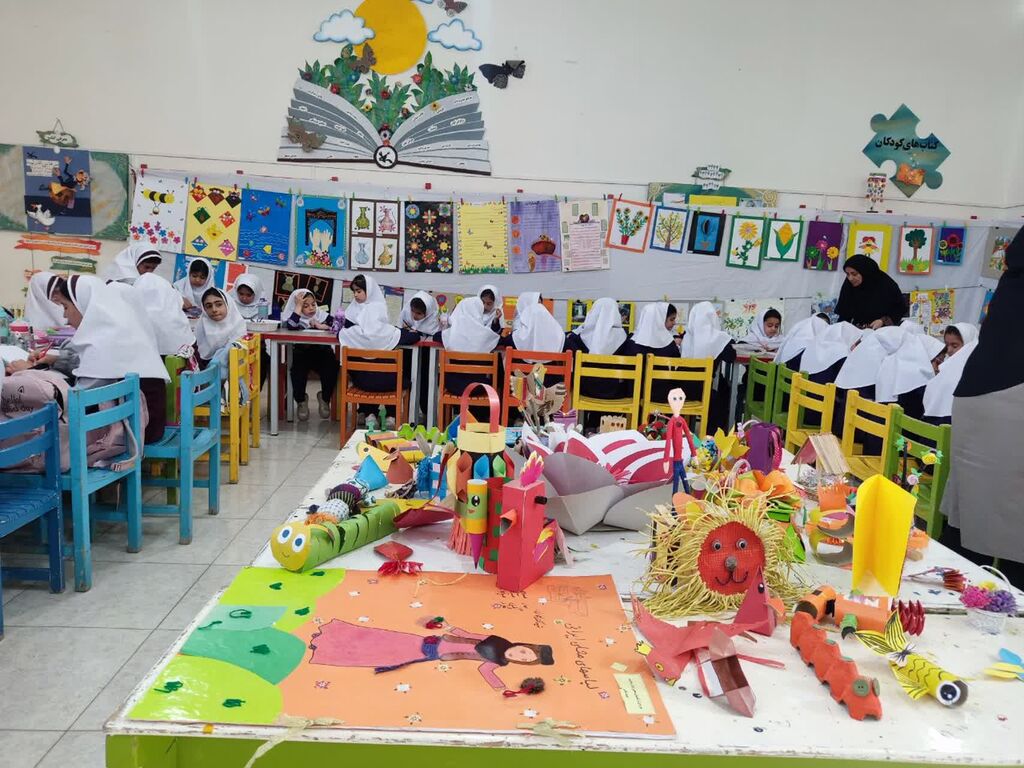 افتتاح نمایشگاه آثار اعضای مرکز یک ایلام در روز جهانی کودک