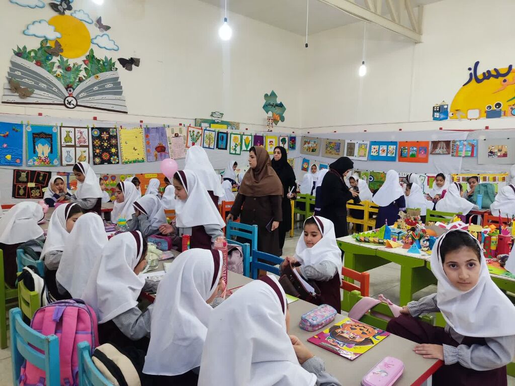 افتتاح نمایشگاه آثار اعضای مرکز یک ایلام در روز جهانی کودک