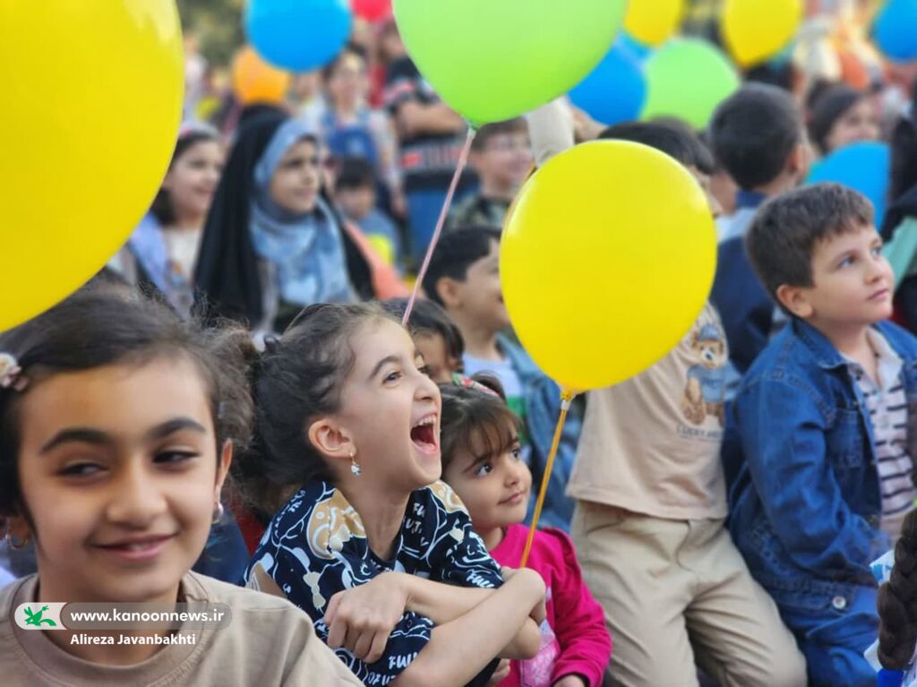 باباطاهر میزبان کودکان همدانی در روز جهانی کودک