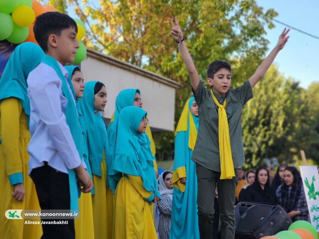 باباطاهر میزبان کودکان همدانی در روز جهانی کودک