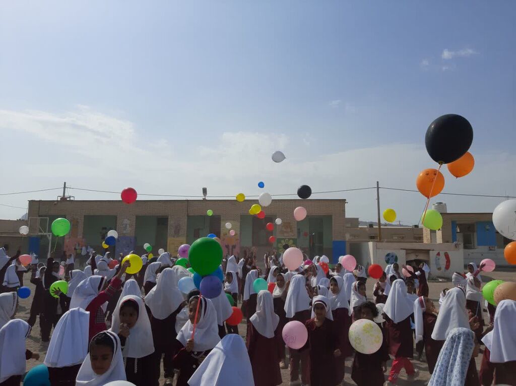 برگزاری مراسم مرکز فرهنگی هنری هرمز در دبستان پروین اعتصامی