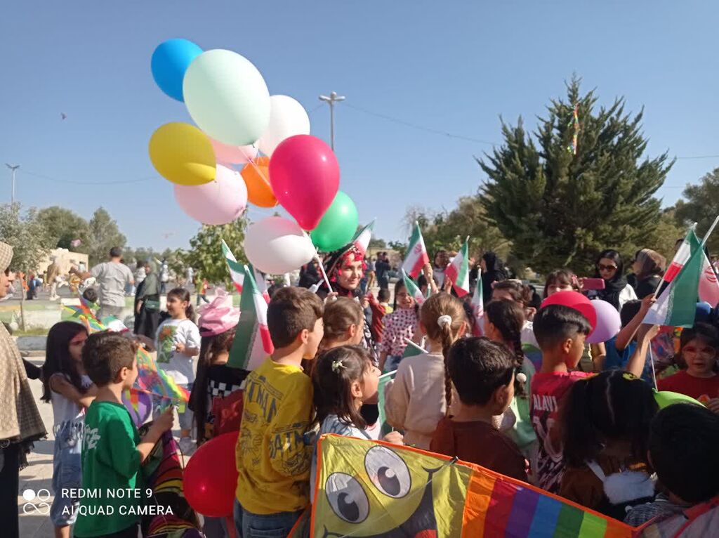 پرواز بادبادکهای کودکان ایلامی بر فراز آسمان ایلام 