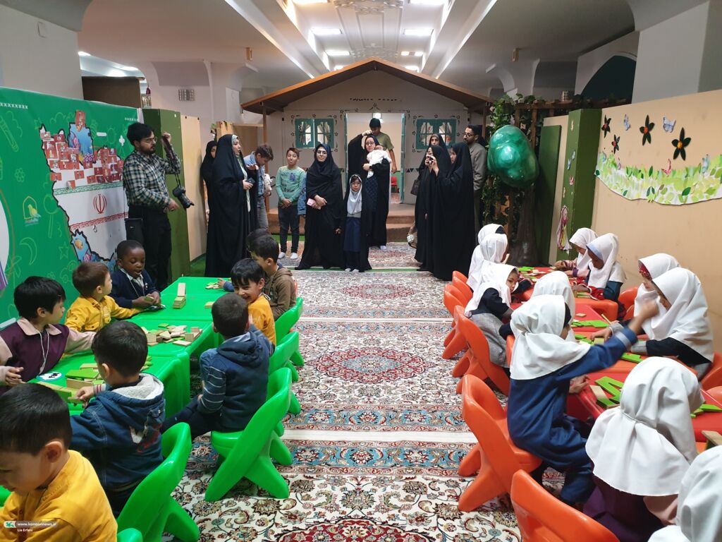 بازدید اعضا نوجوان خبرنگار از رواقهای کودک و خدمت حرم مطهر