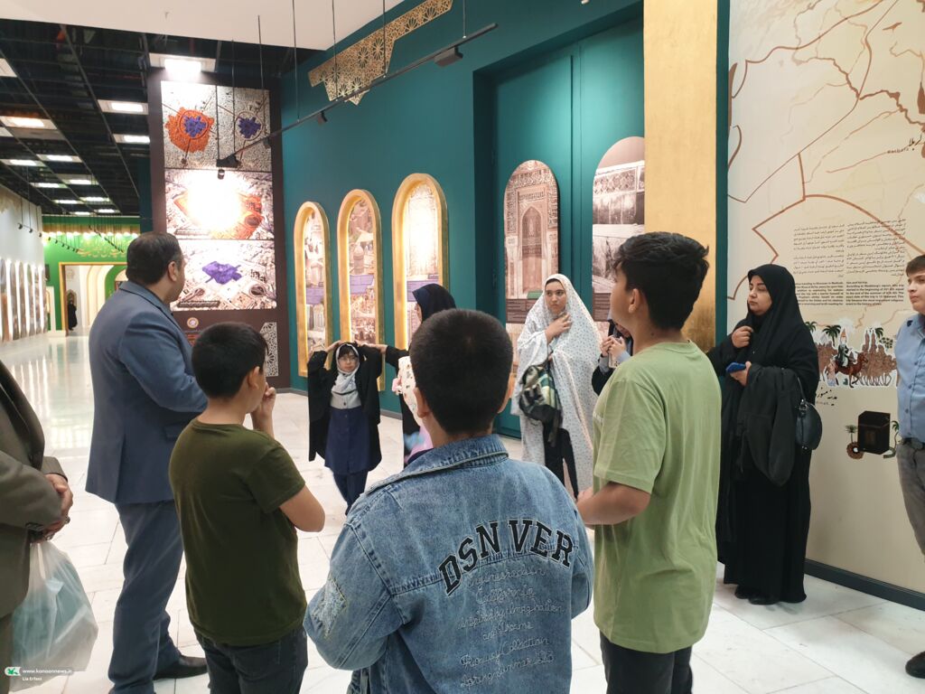 بازدید از حرم توسط اعضای خبرنگار کانون بازدید اعضا نوجوان خبرنگار از رواقهای کودک و خدمت حرم مطهر