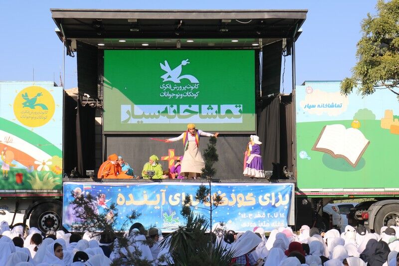 بیش از دوهزار نفر نمایش «پاهای خانم هزارپا» را تماشا کردند بیش از دوهزار نفر نمایش «پاهای خانم هزارپا» را تماشا کردند