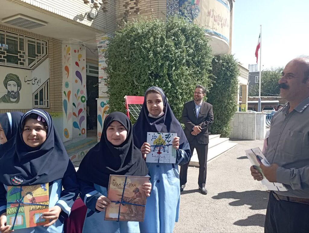 تجهیز کتابخانه مدرسه شاهد کرمانشاه به نام شهدا با اهدای کتابهای کانونی