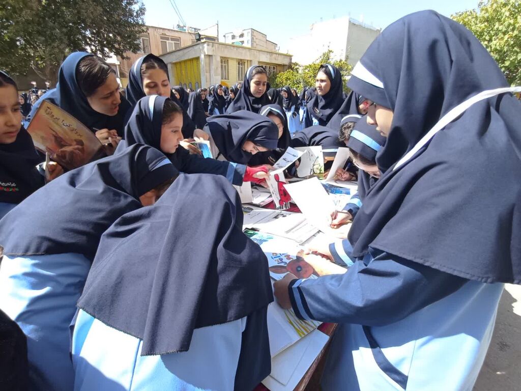 تجهیز کتابخانه مدرسه شاهد کرمانشاه به نام شهدا با اهدای کتابهای کانونی