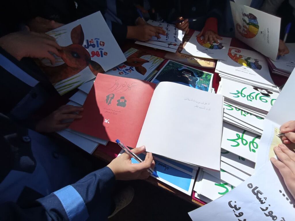 تجهیز کتابخانه مدرسه شاهد کرمانشاه به نام شهدا با اهدای کتابهای کانونی