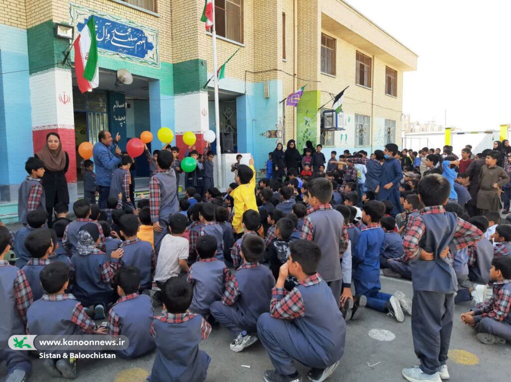 کتابخانههای سیار شهری و روستایی کانون پرورش فکری پیامآور شادی برای کودکان حاشیهی شهر روستاهای زاهدان هستند