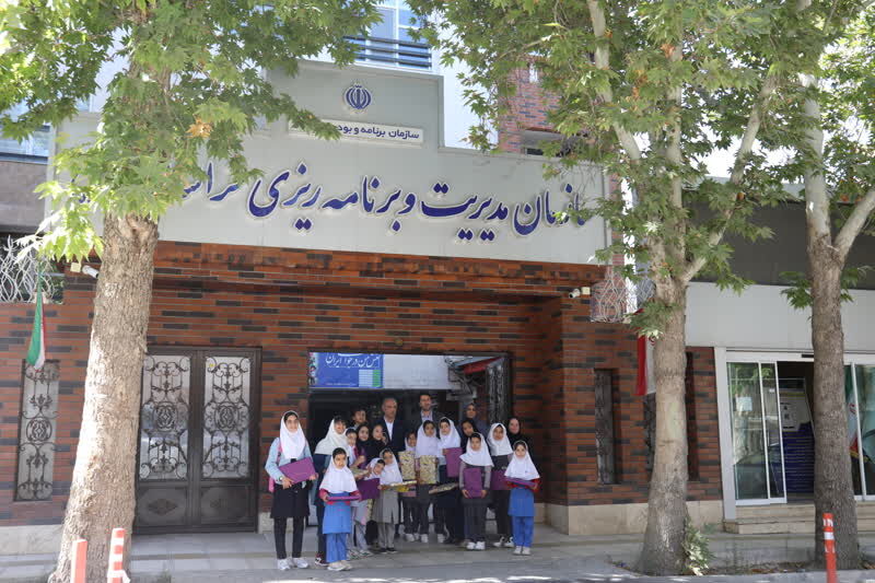 نشان «دوست خوب بچه ها» به رئیس سازمان برنامه و بودجه استان اهدا شد