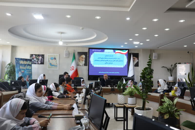 نشان «دوست خوب بچه ها» به رئیس سازمان مدیریت و برنامه ریزی استان اهدا شد