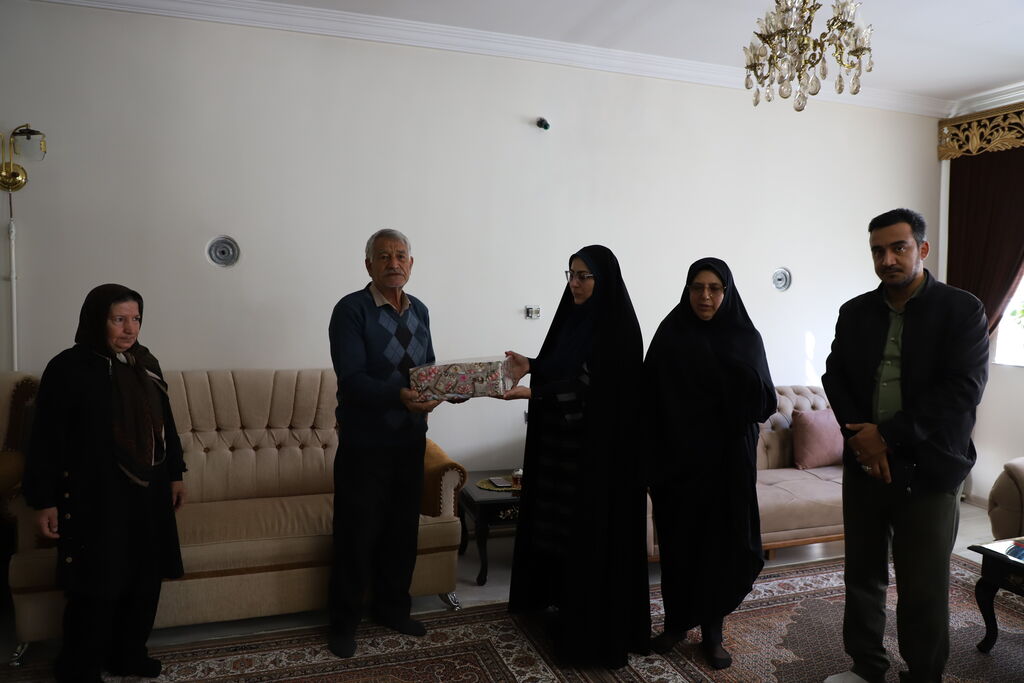 دیدار مدیرکل کانون استان با خانواده ی شهدای کودک