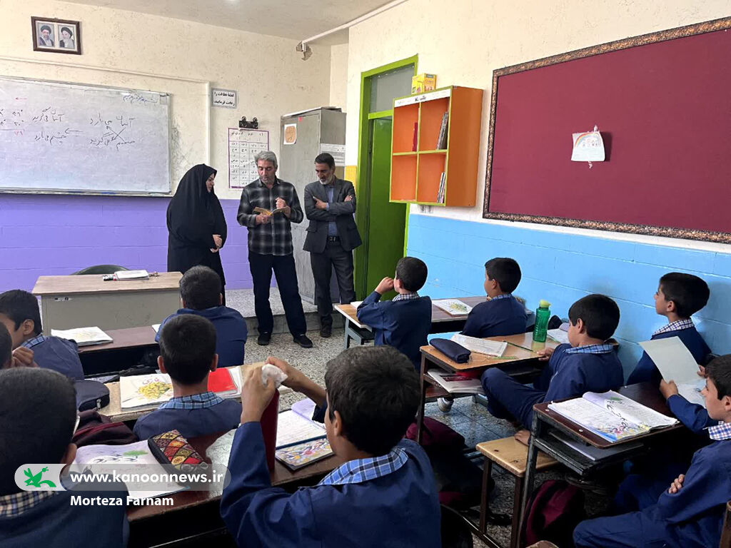 هر کلاس یک قفسه کتاب یزد مرحله سوم طرح هر کلاس یک قفسه کتاب در یزد اجرا شد