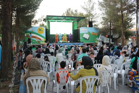 چند نما از دومین روز حضور تماشاخانه سیار کانون در استان قزوین