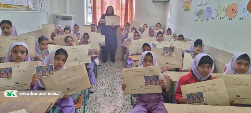 پستی نیشابور در هفته ملی کودک ۴۰۰ عضو به کتابخانه پستی نیشابور اضافه شدند