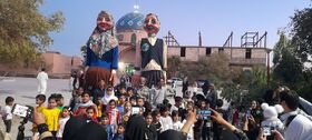 شادپیمایی عروسک‌های غول پیکر با کودکان زابل(سیستان و بلوچستان)