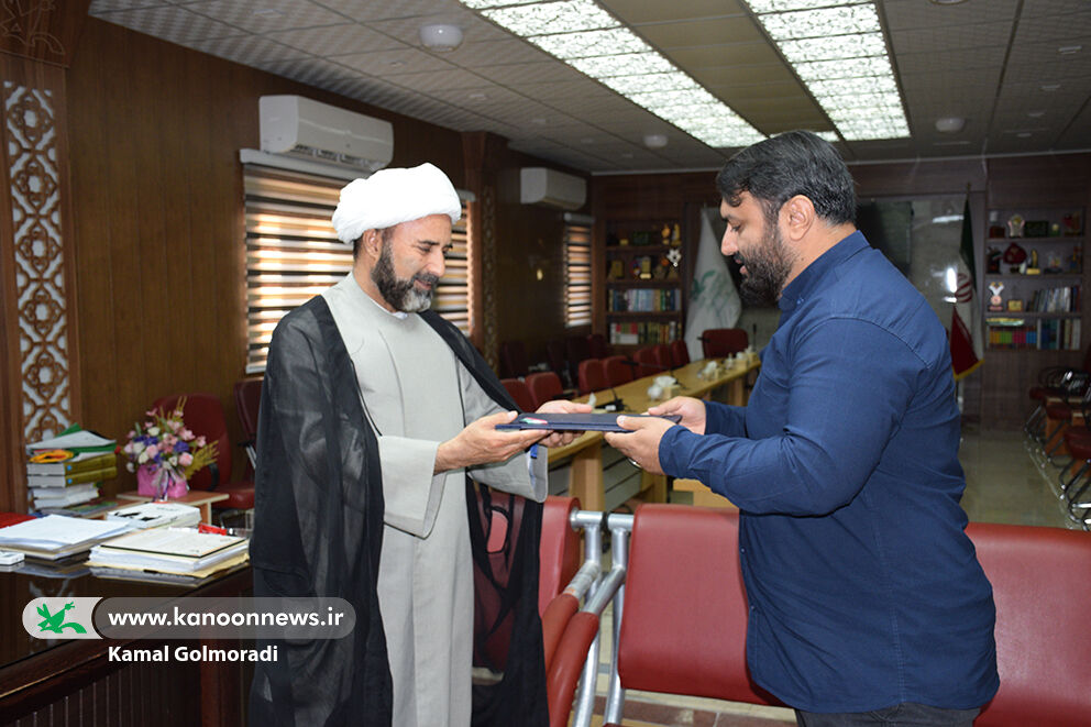 تجلیل از مدیرکل کانون پرورش فکری لرستان