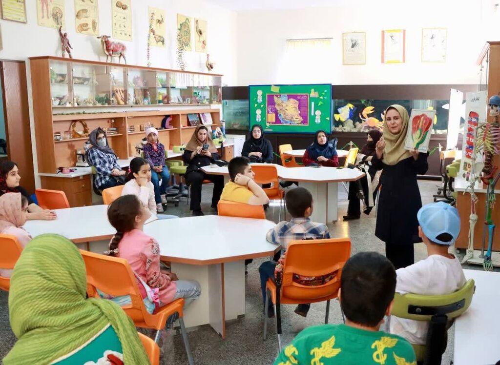 نشست تخصصی انجمن زیست‌شناسی همزمان با هفته ملی کودک در استان تهران
