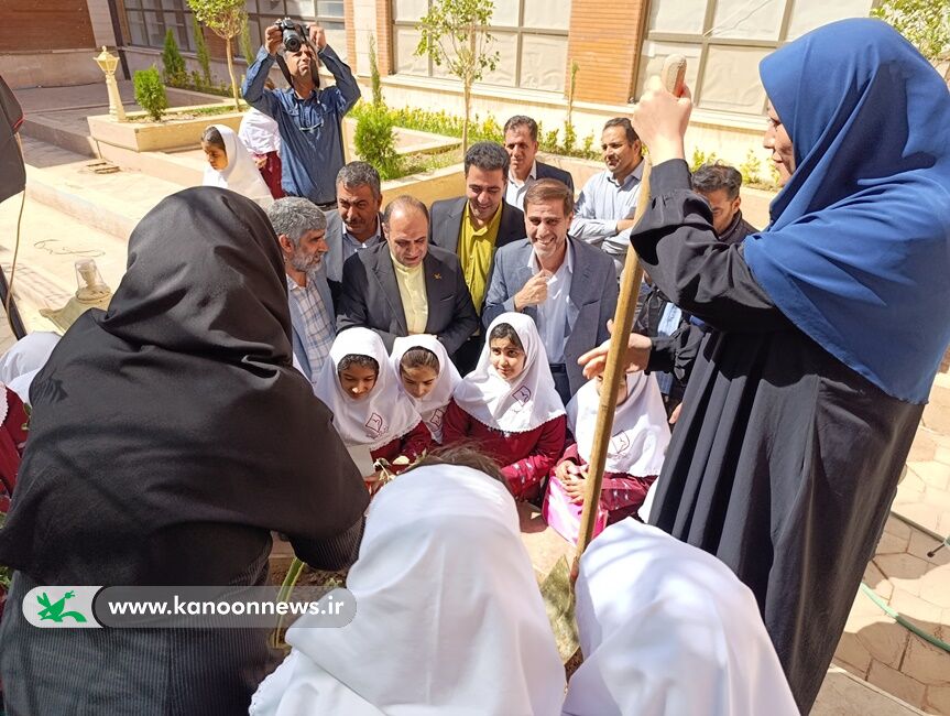 کاشت درخت با آرزوی صلح برای کودکان جهان