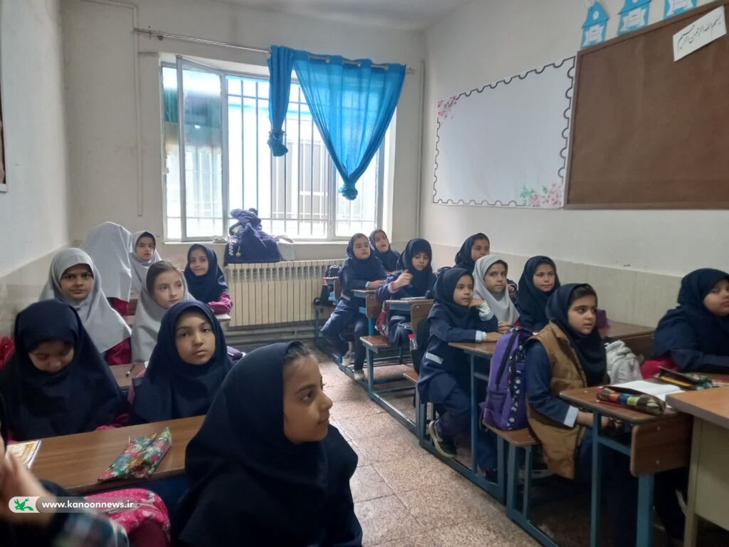 «نامه‌های مهربان» به دست دانش‌آموزان منطقه تبادکان رسید