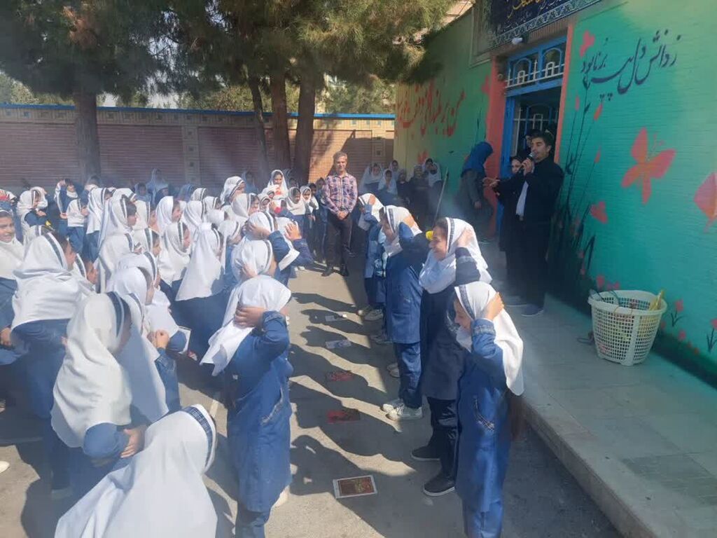 کتابخانه سیار کانون البرز در قالب «پیک امید» به روستاها رفت