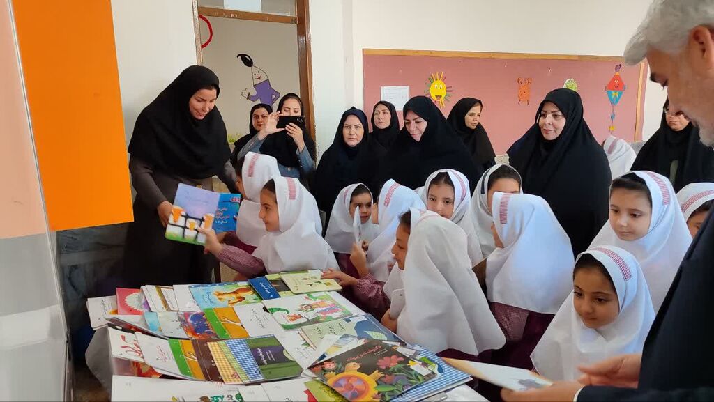  طرح «هر کلاس، یک قفسه کتاب» توسط کانون استان ایلام در دومدرسه مناطق کم برخوردارایلام اجرا شد
