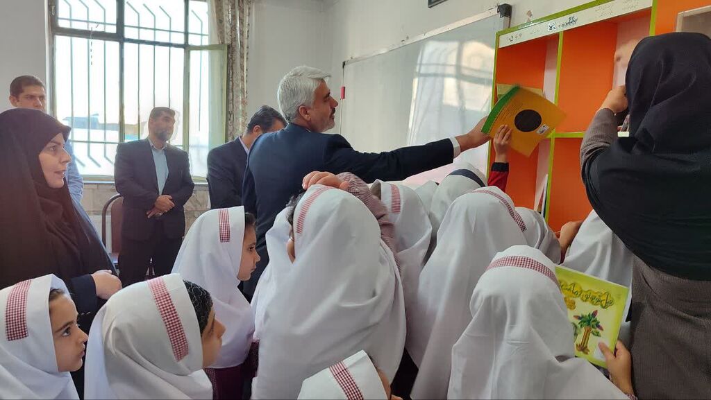  طرح «هر کلاس، یک قفسه کتاب» توسط کانون استان ایلام در دومدرسه مناطق کم برخوردارایلام اجرا شد
