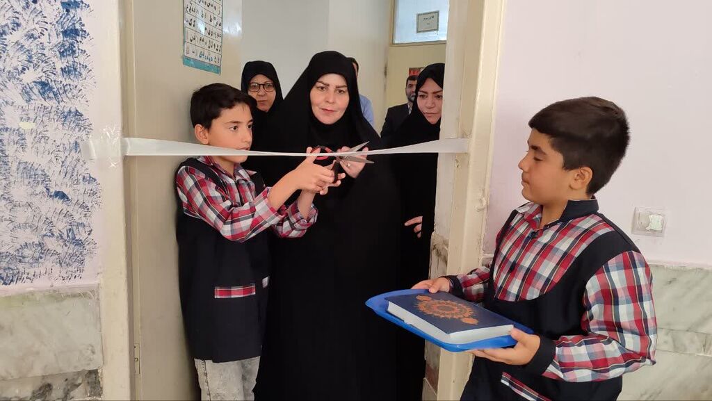  طرح «هر کلاس، یک قفسه کتاب» توسط کانون استان ایلام در دومدرسه مناطق کم برخوردارایلام اجرا شد
